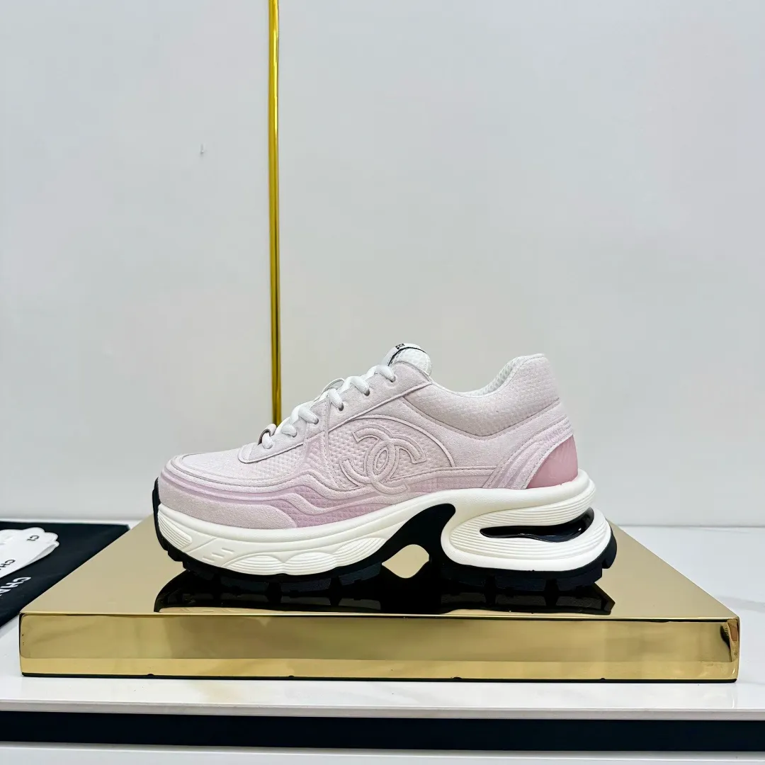 👟👟Ex-factory price 680👟👟 Upgraded version, upgraded version, upgraded version! No rebuttal accepted! ! ! ! Chanel Chanel panda shoes! 2025 counter's top casual sports shoes. This classic design; the upper is electro-embroidered with a variety of techniques; the outsole is fashionable and sporty; the unusual inclusion of a variety of color matching elements... The diversified mix and match is very good-looking and versatile, and can be used for leisure, fashion, sports, and outdoor... ꫛꫀꪝ Go➫ Materials: ❶Upper made of: original imported first-layer silk cowhide + original waterproof cloth + original first-layer cowhide ❷Inner lining: Original Yangli+Net ❸Outsole based on: Original TPU combination outsole Counter boutique packaging complete set for women 35–41 👉 👉 👉 👉